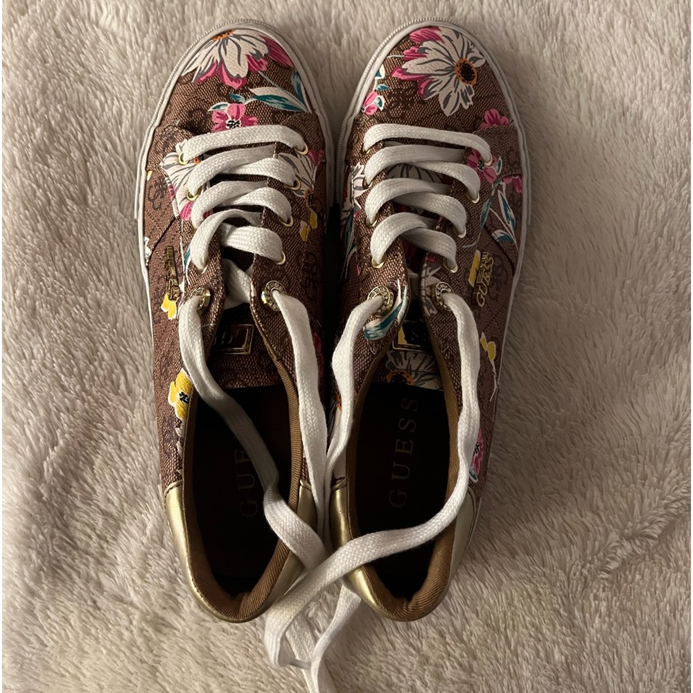 GUESS NWOT FLORAL SNEAKERS SZ 9.